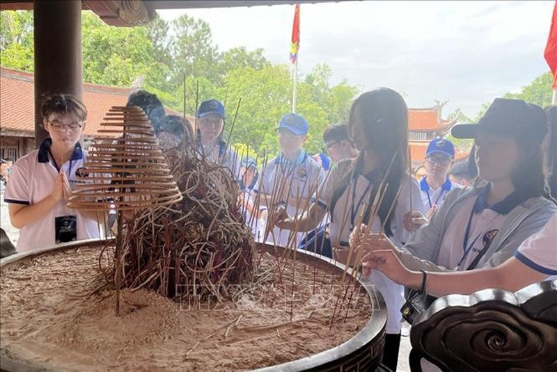 Young Vietnamese overseas commemorate nation’s founders in homeland